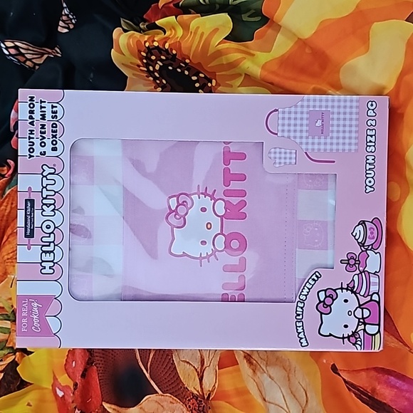 NIB Hello Kitty Apron and Mitt Boxes Set - Picture 3 of 3